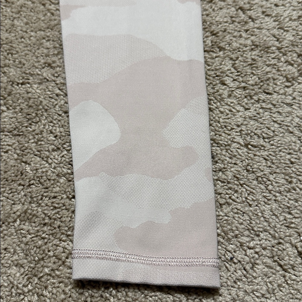 Offline by Aerie 7/8 Length Hi-Rise Leggings Camo Size Medium - Picture 2 of 5